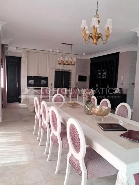 Vodice, Luxusvilla mit beheiztem Pool, Whirlpool und Meerblick