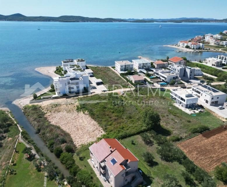 Sukošan, Investitionsgrundstück 40 m vom Meer entfernt