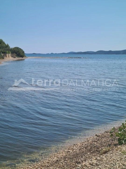 Sukošan, Investitionsgrundstück 40 m vom Meer entfernt