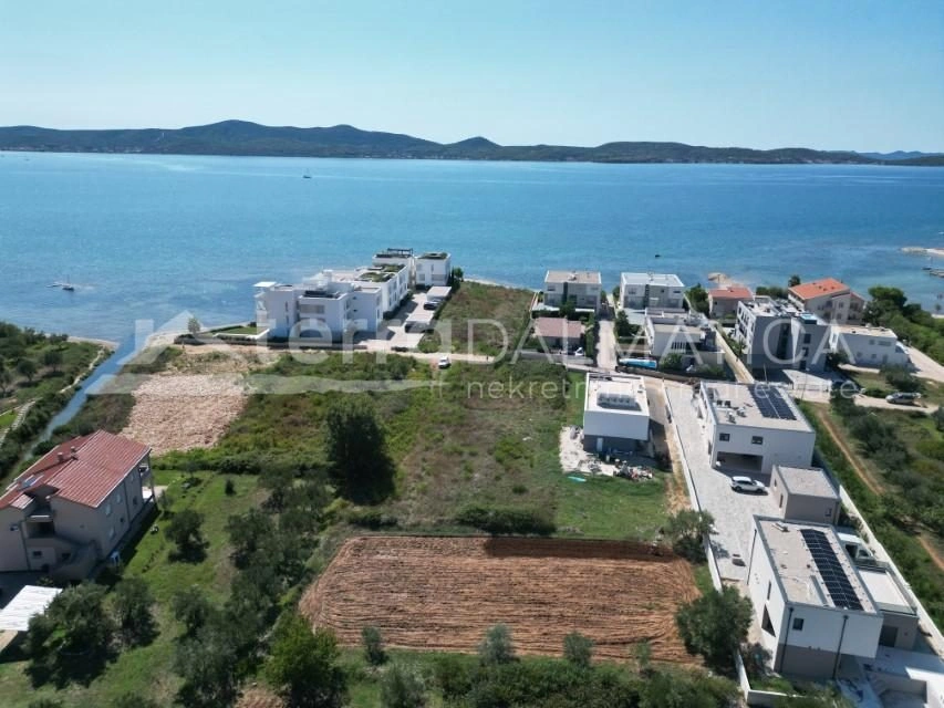 Sukošan, Investitionsgrundstück 40 m vom Meer entfernt