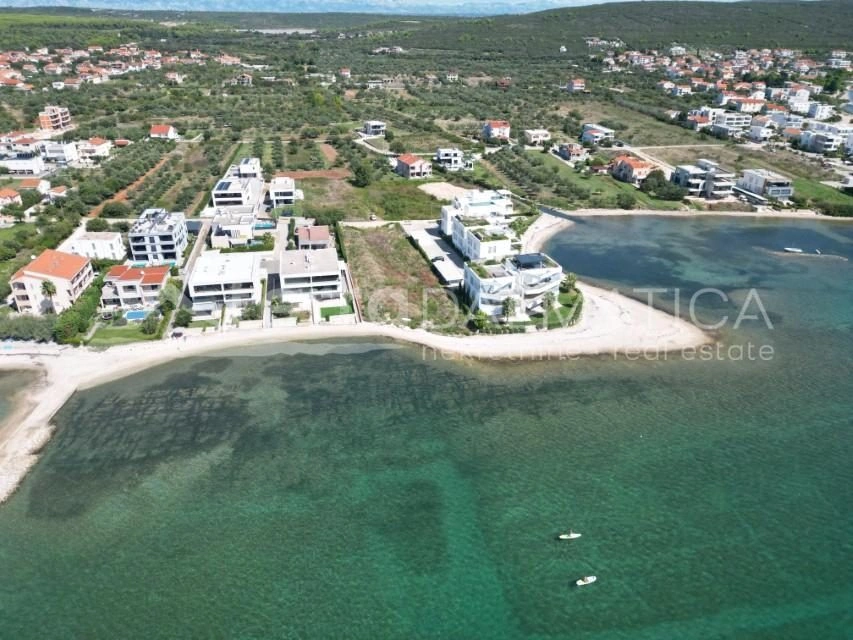 Sukošan, Investitionsgrundstück 40 m vom Meer entfernt