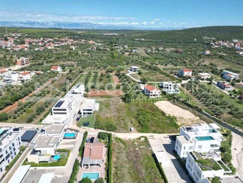 Sukošan, Investitionsgrundstück 40 m vom Meer entfernt