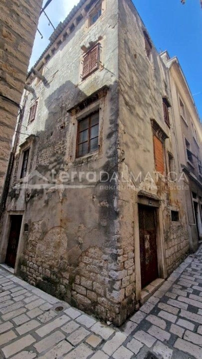 Šibenik – Tri stana za potpunu renovaciju, idealna prilika za investiciju