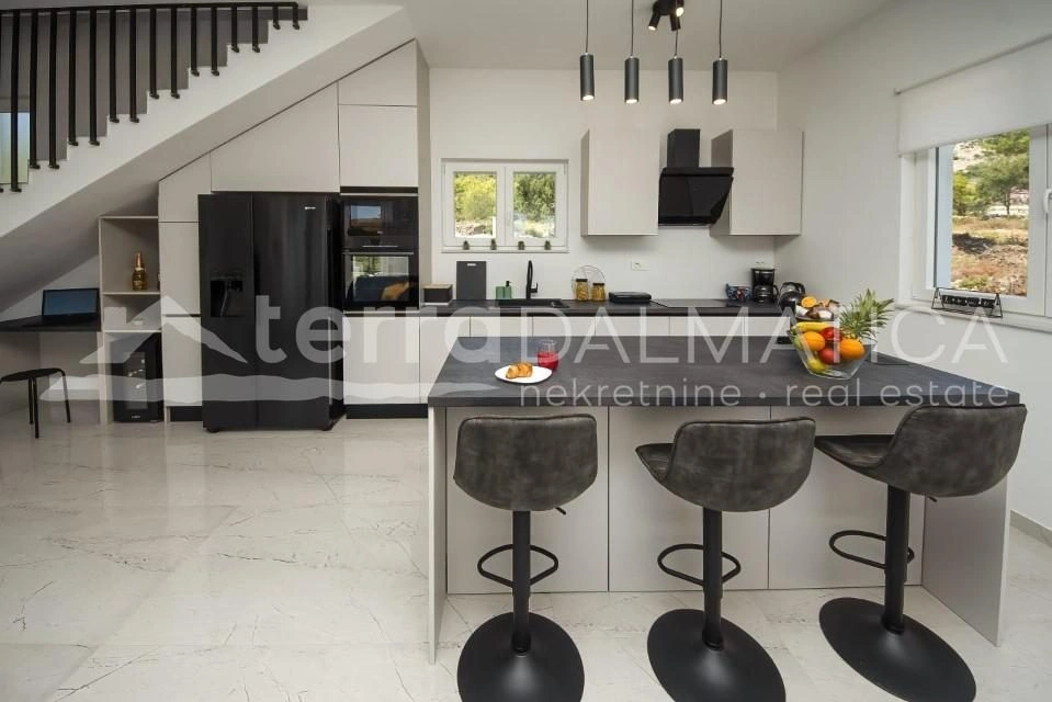 Dubrava – Elegantes Haus mit Swimmingpool, Terrassen und Blick ins Grüne