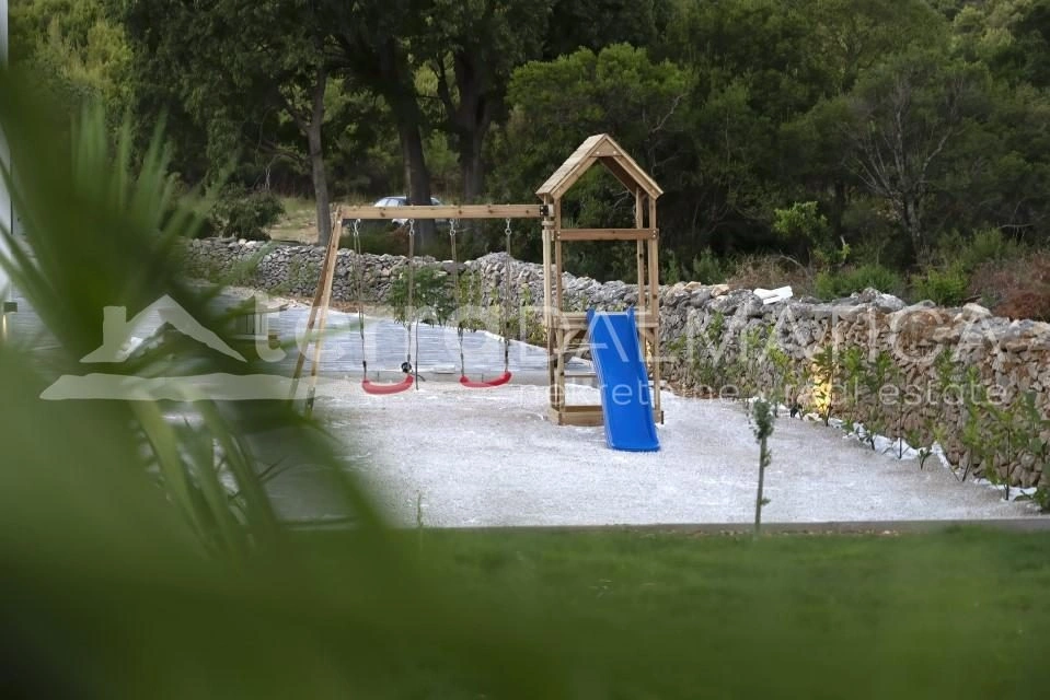 Dubrava – Elegantes Haus mit Swimmingpool, Terrassen und Blick ins Grüne