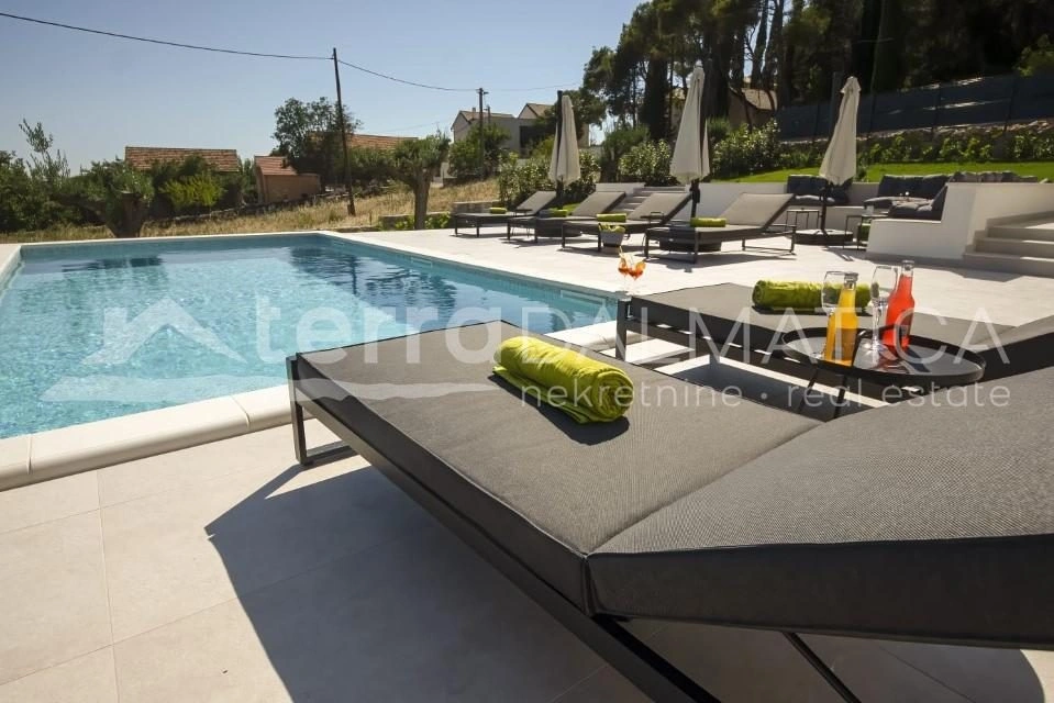 Dubrava – Elegantes Haus mit Swimmingpool, Terrassen und Blick ins Grüne