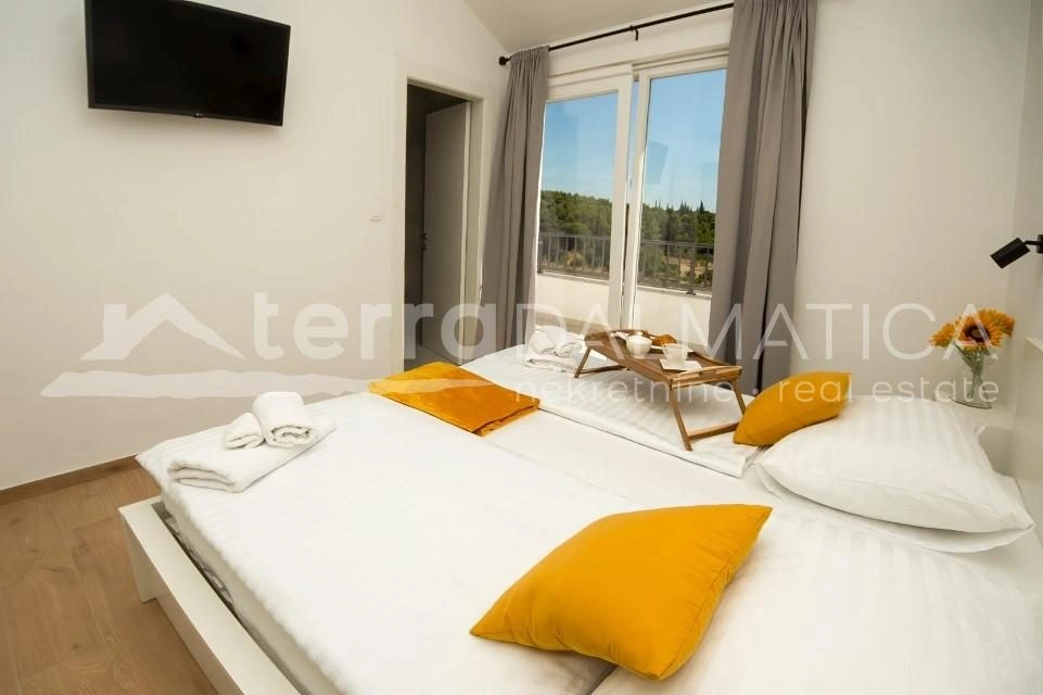 Dubrava – Elegantes Haus mit Swimmingpool, Terrassen und Blick ins Grüne