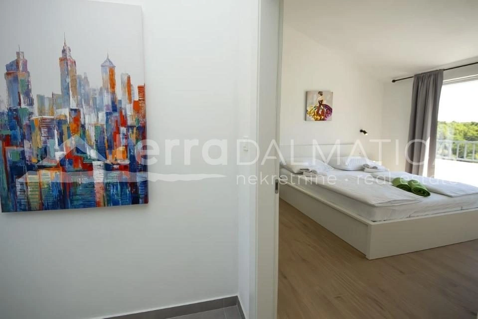 Dubrava – Elegantes Haus mit Swimmingpool, Terrassen und Blick ins Grüne