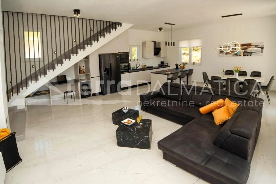 Dubrava – Elegantes Haus mit Swimmingpool, Terrassen und Blick ins Grüne