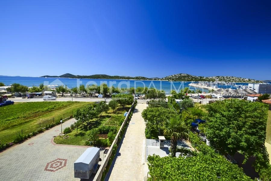 Tribunj, kuća s pet apartmana, prvi red do mora