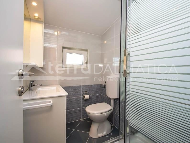 Tribunj, Haus mit fünf Wohnungen, erste Reihe zum Meer