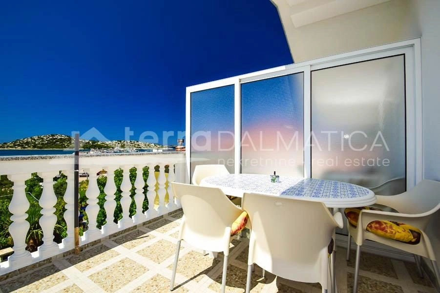 Tribunj, Haus mit fünf Wohnungen, erste Reihe zum Meer