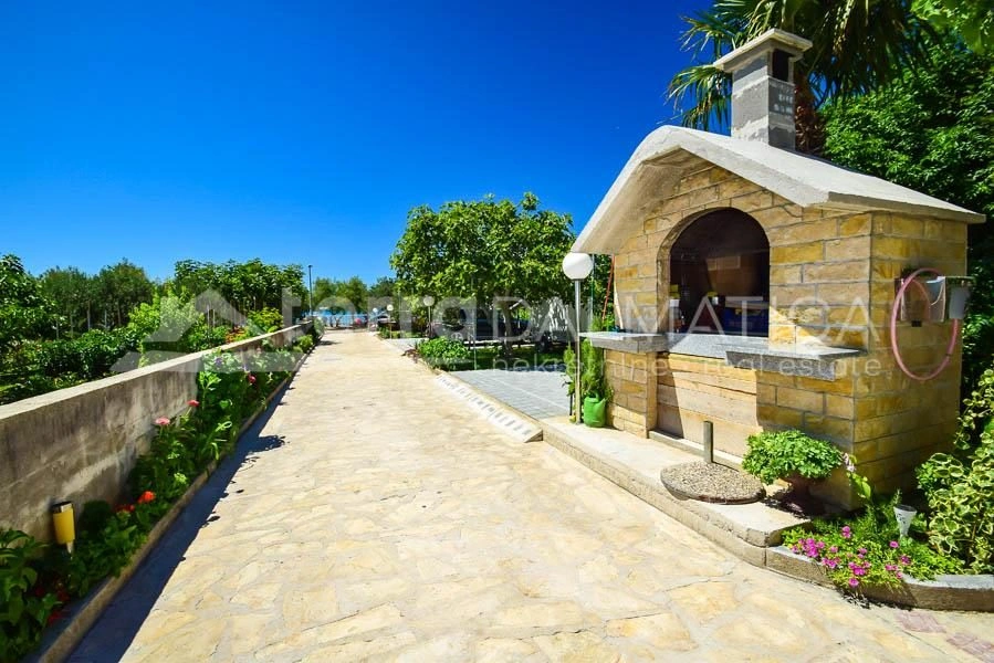 Tribunj, Haus mit fünf Wohnungen, erste Reihe zum Meer