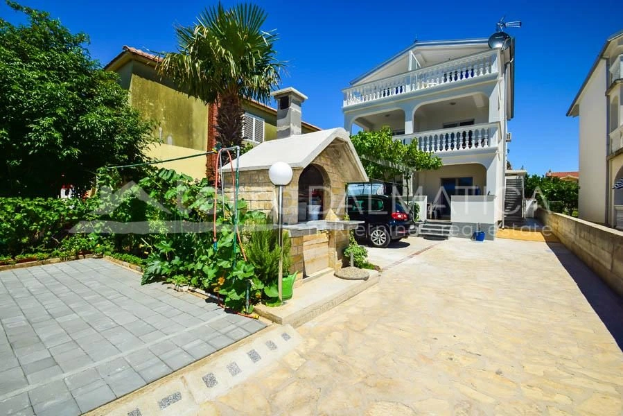 Tribunj, Haus mit fünf Wohnungen, erste Reihe zum Meer