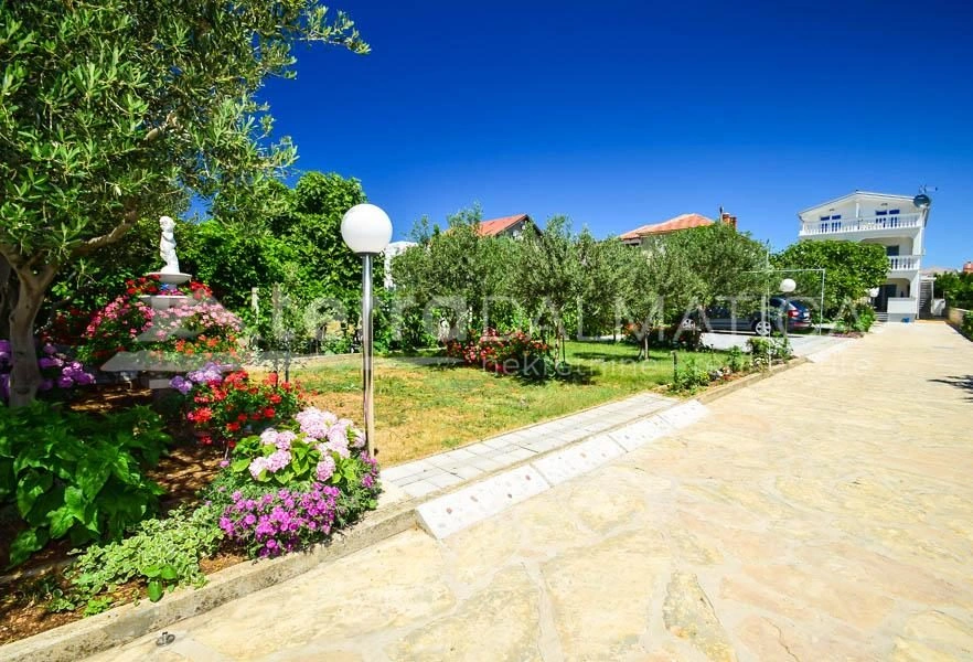 Tribunj, Haus mit fünf Wohnungen, erste Reihe zum Meer