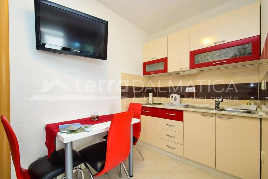 Tribunj, Haus mit fünf Wohnungen, erste Reihe zum Meer