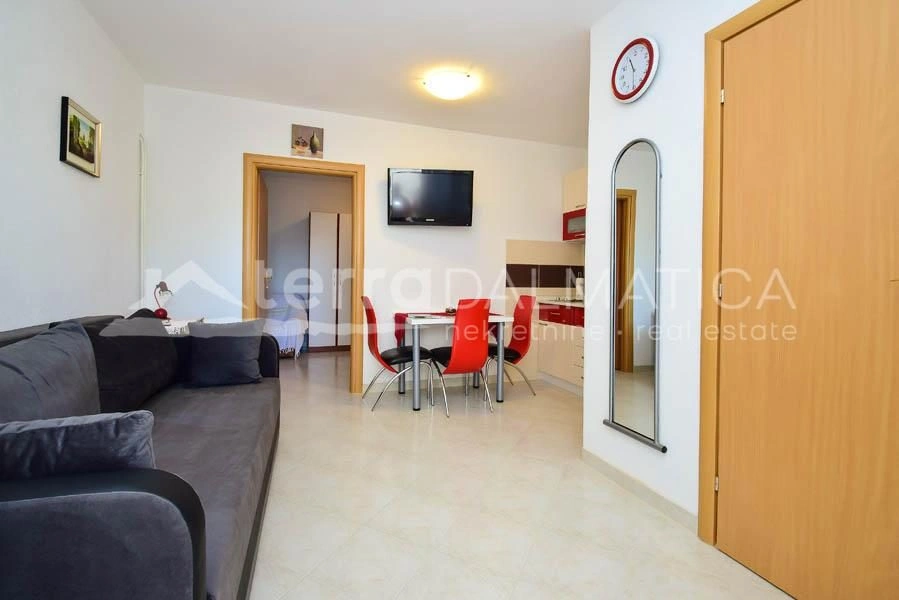 Tribunj, Haus mit fünf Wohnungen, erste Reihe zum Meer