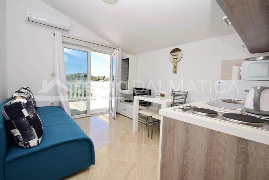 Tribunj, Haus mit fünf Wohnungen, erste Reihe zum Meer