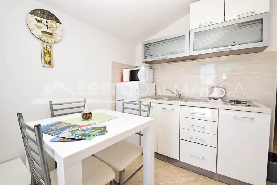 Tribunj, Haus mit fünf Wohnungen, erste Reihe zum Meer