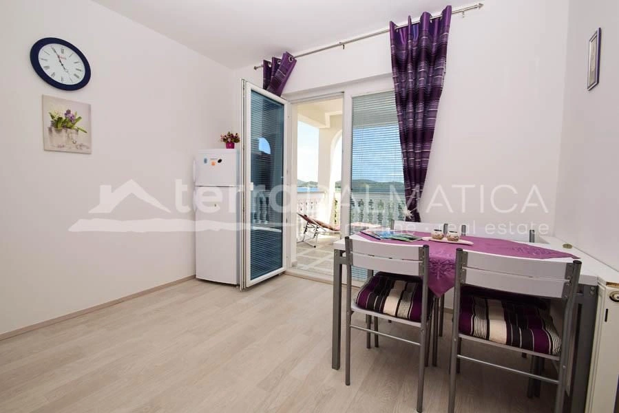 Tribunj, Haus mit fünf Wohnungen, erste Reihe zum Meer