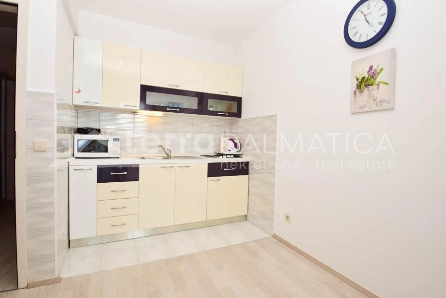 Tribunj, Haus mit fünf Wohnungen, erste Reihe zum Meer