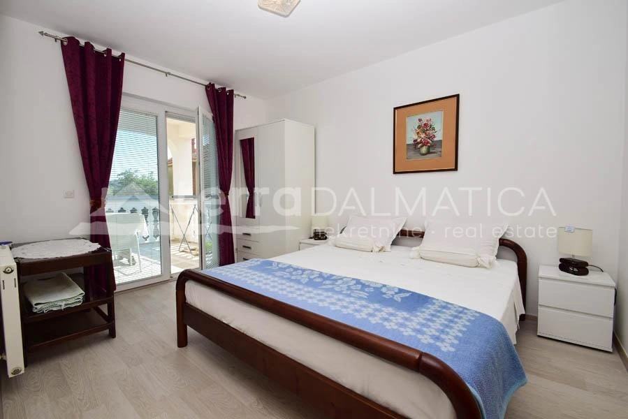 Tribunj, Haus mit fünf Wohnungen, erste Reihe zum Meer