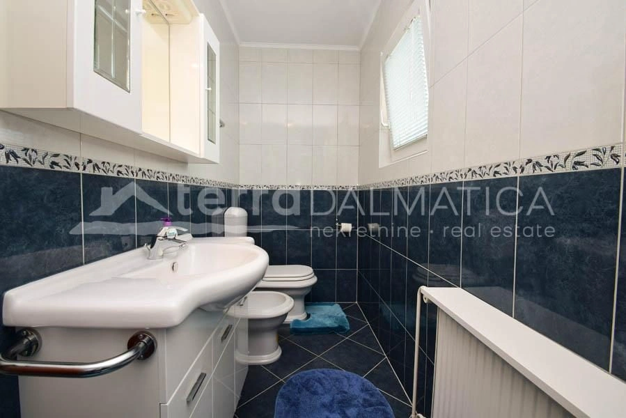 Tribunj, Haus mit fünf Wohnungen, erste Reihe zum Meer