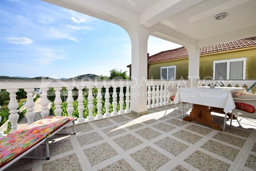 Tribunj, Haus mit fünf Wohnungen, erste Reihe zum Meer