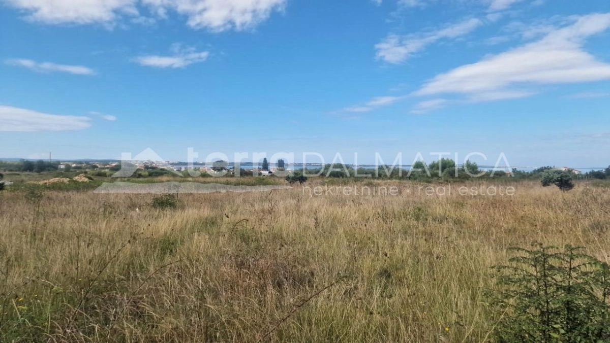 Zadar, Vrsi, attraktives Baugrundstück 800 m vom Meer entfernt