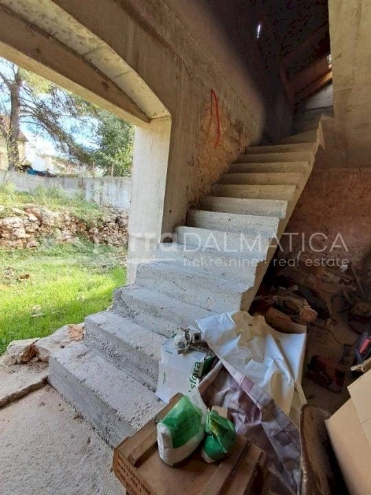 Dubrava – Traditionelles Steinhaus mit Garten zur individuellen Gestaltung