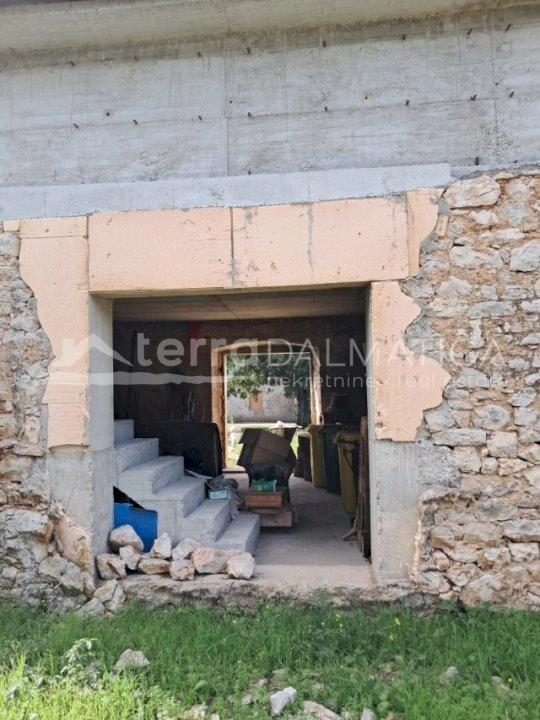 Dubrava – Traditionelles Steinhaus mit Garten zur individuellen Gestaltung