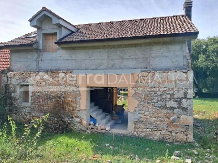 Dubrava – Traditionelles Steinhaus mit Garten zur individuellen Gestaltung