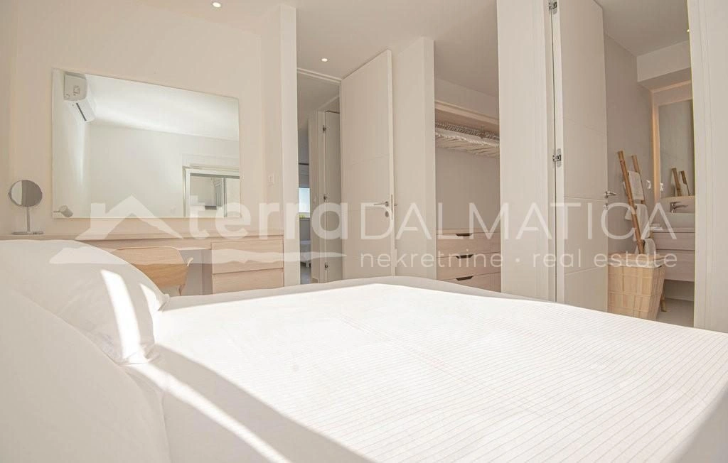 Ein einzigartiger Komplex am Meer: eine Villa mit Apartmenthäusern und einem Tennisplatz