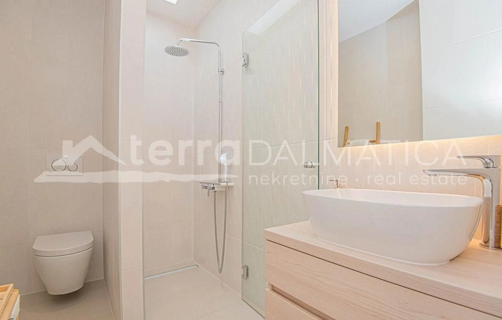 Ein einzigartiger Komplex am Meer: eine Villa mit Apartmenthäusern und einem Tennisplatz