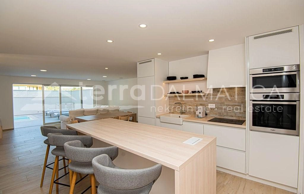 Ein einzigartiger Komplex am Meer: eine Villa mit Apartmenthäusern und einem Tennisplatz