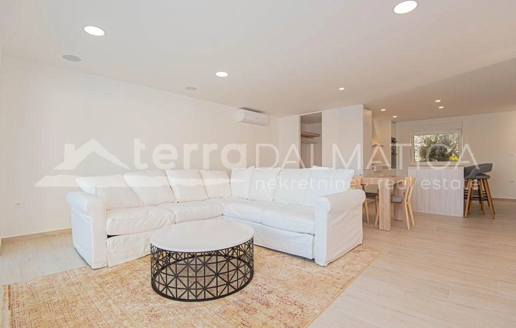 Ein einzigartiger Komplex am Meer: eine Villa mit Apartmenthäusern und einem Tennisplatz