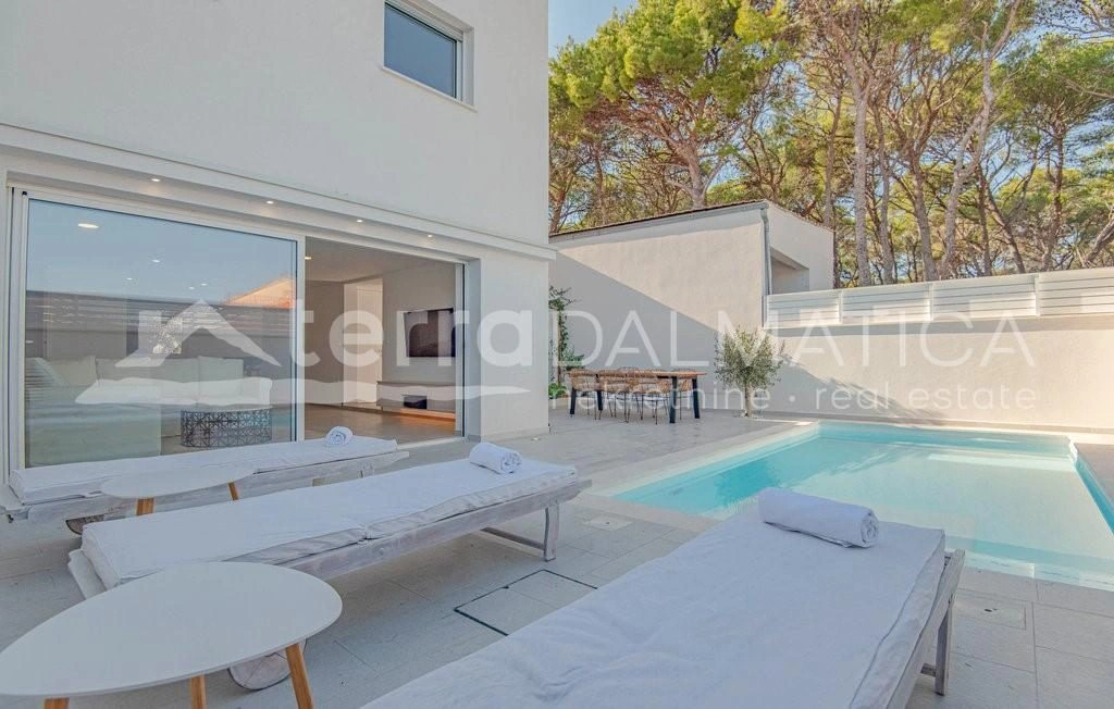 Ein einzigartiger Komplex am Meer: eine Villa mit Apartmenthäusern und einem Tennisplatz