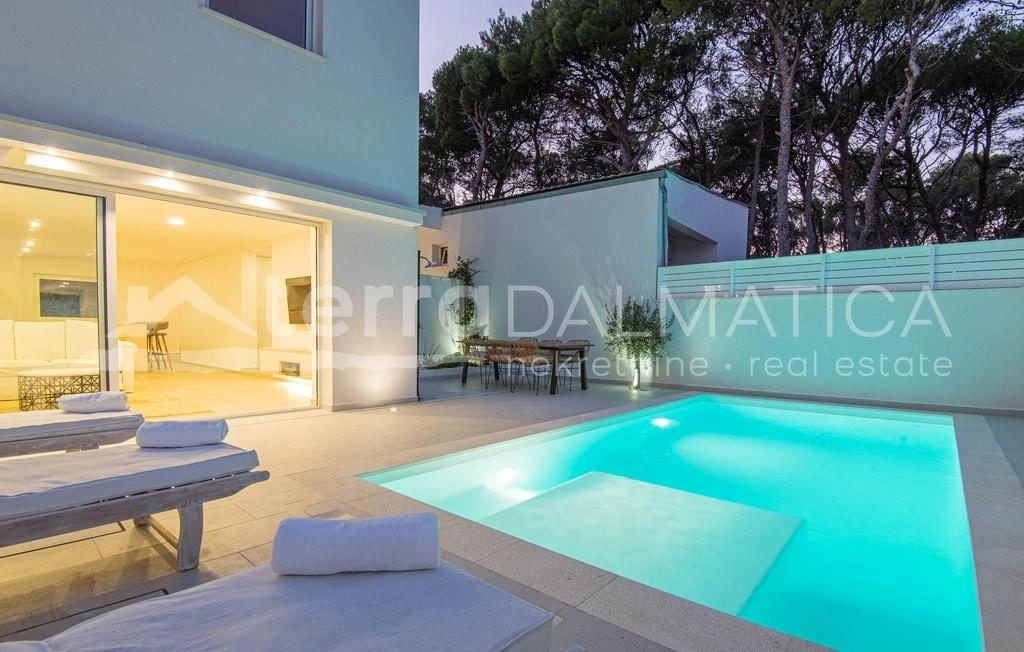 Ein einzigartiger Komplex am Meer: eine Villa mit Apartmenthäusern und einem Tennisplatz