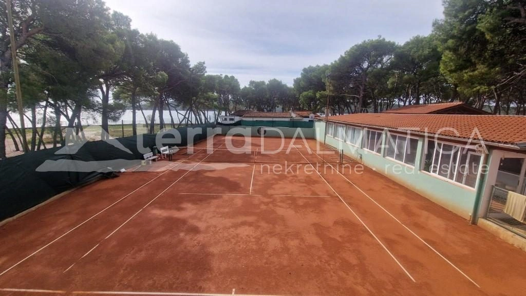 Ein einzigartiger Komplex am Meer: eine Villa mit Apartmenthäusern und einem Tennisplatz