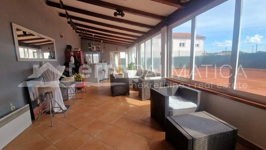 Ein einzigartiger Komplex am Meer: eine Villa mit Apartmenthäusern und einem Tennisplatz