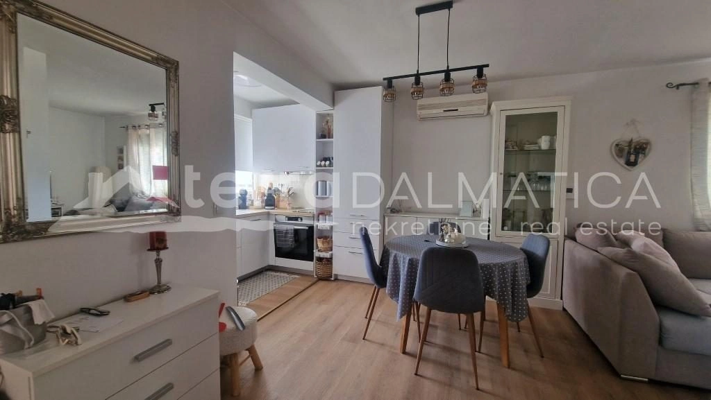 Ein einzigartiger Komplex am Meer: eine Villa mit Apartmenthäusern und einem Tennisplatz