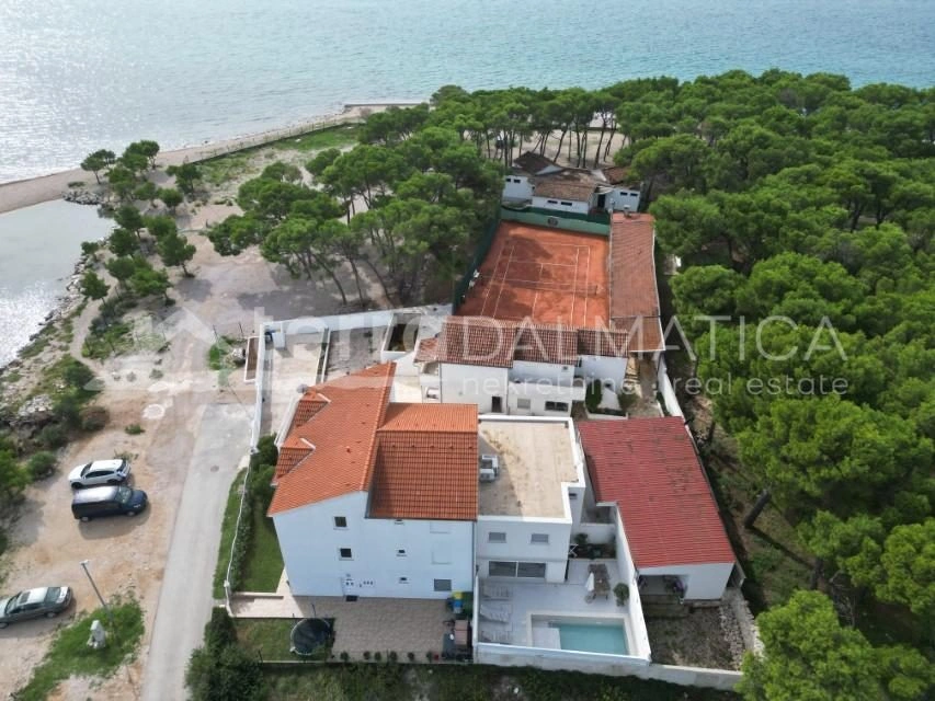 Ein einzigartiger Komplex am Meer: eine Villa mit Apartmenthäusern und einem Tennisplatz