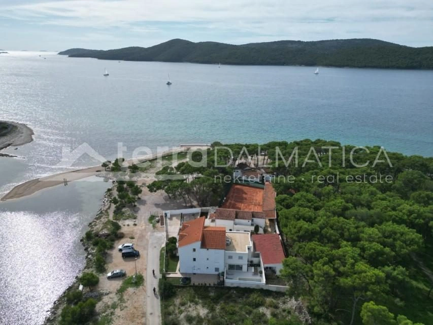 Ein einzigartiger Komplex am Meer: eine Villa mit Apartmenthäusern und einem Tennisplatz
