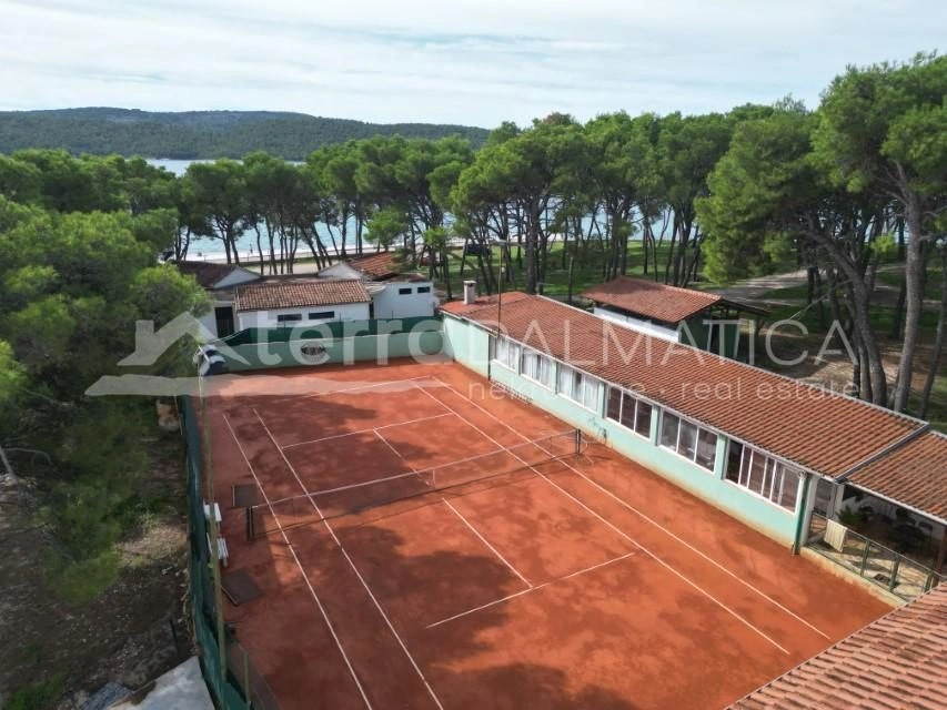 Ein einzigartiger Komplex am Meer: eine Villa mit Apartmenthäusern und einem Tennisplatz