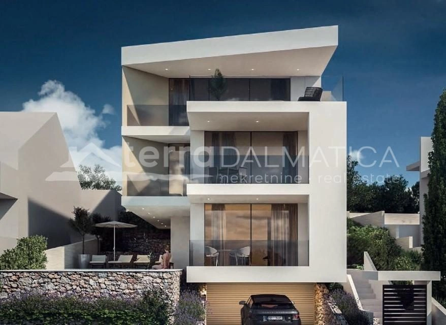 Rogoznica – Zweistöckiges Penthouse mit großzügigen Terrassen und privatem Parkplatz