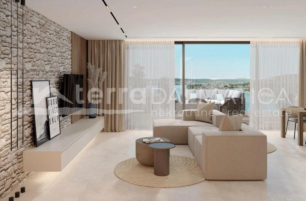 Rogoznica – Zweistöckiges Penthouse mit großzügigen Terrassen und privatem Parkplatz