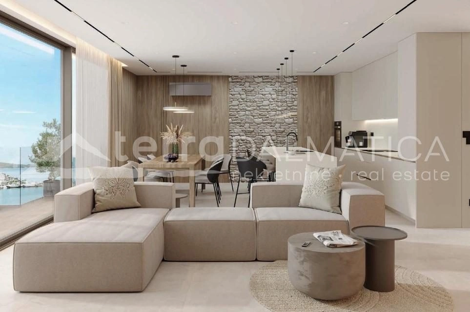 Rogoznica – Zweistöckiges Penthouse mit großzügigen Terrassen und privatem Parkplatz