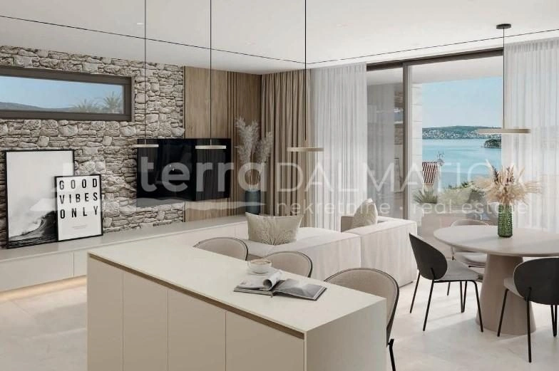 Rogoznica – Geräumige Wohnung mit privatem Pool und großen Terrassen