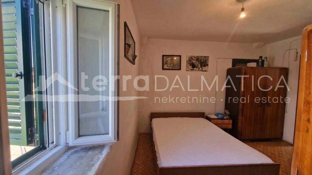 Steinhaus in Prvić – 70 m vom Meer entfernt, Terrasse