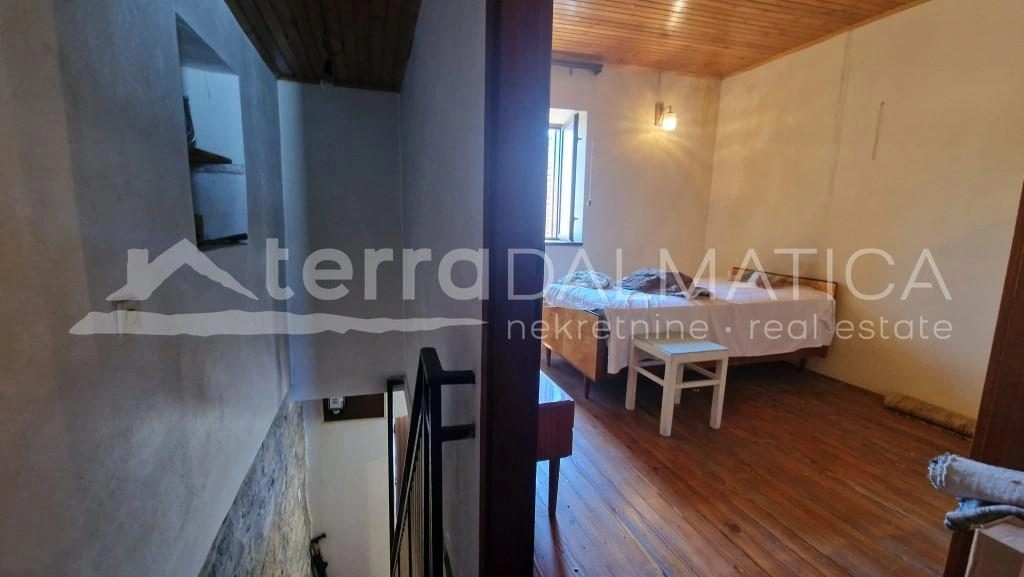 Steinhaus in Prvić – 70 m vom Meer entfernt, Terrasse